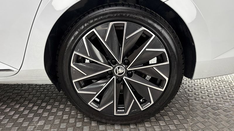 Škoda Superb 2.0 TDI DSG L&K Combi - fotka 19 z 34