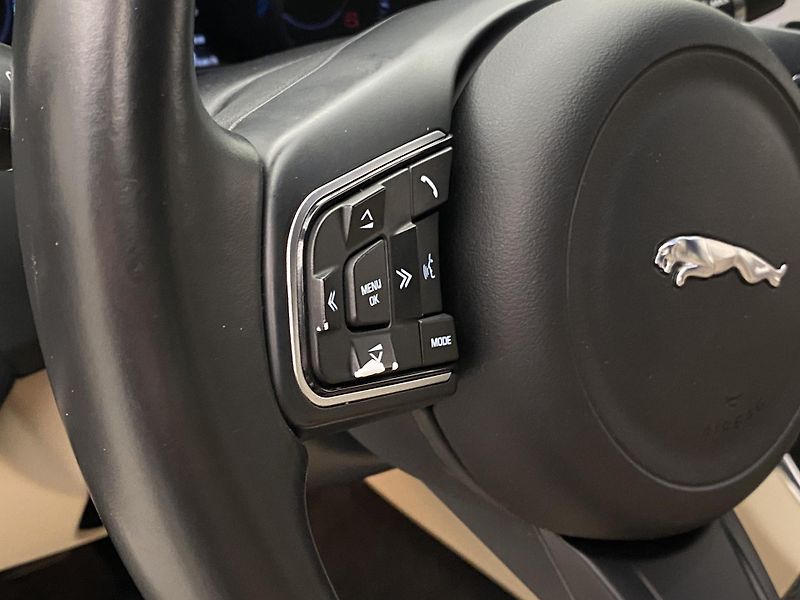 Jaguar XE 2.0D 132kW PURE AUT  - fotka 19 z 40