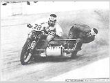 CArlo Abarth při závodě s motcyklem sidecar