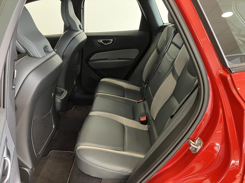 Volvo XC60 B4 AWD R-Design AT8, ČR - fotka 14 z 50