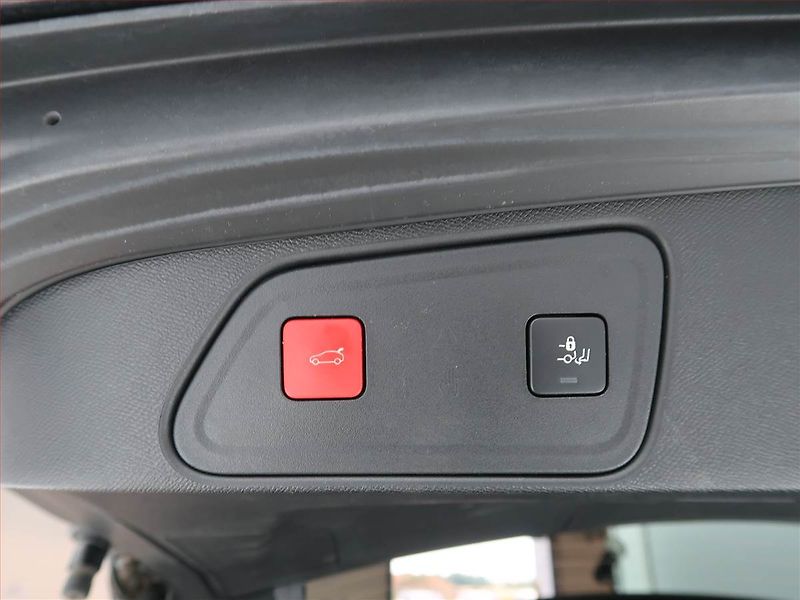 Peugeot 3008 (2022) Allure Pack 1.2 PureTech - fotka 21 z 21