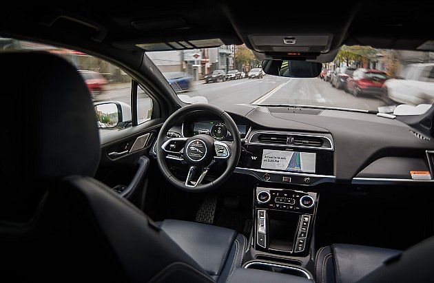 Interiér autonomního Jaguaru I-Pace společnosti Waymo během jízdy bez řidiče. V Česku je zatím povoleno pouze podmíněně automatizované řízení Level 3, při kterém musí být člověk připraven vůz převzít., zdroj: 9yz / Wikimedia Commons, CC BY-SA 4.0