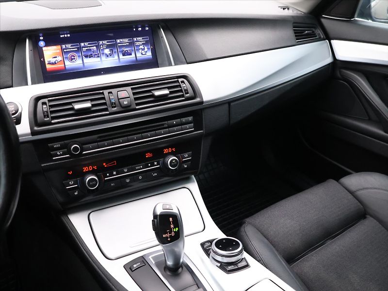BMW Řada 5 3,0 530d x Drive Tažné Klima - fotka 24 z 38
