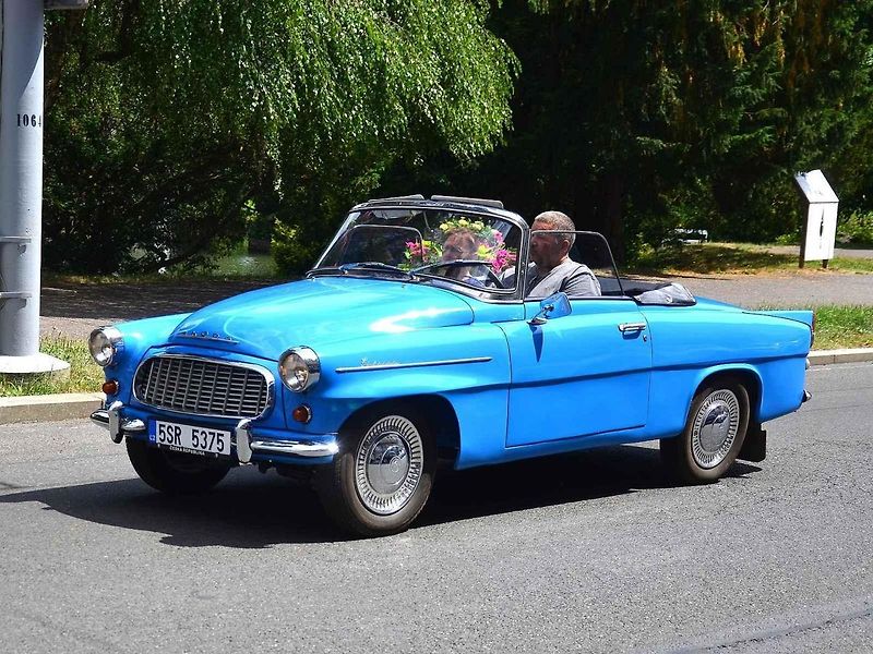 Přehlídka veteránů na Arnice v Mariánských Lázních. Sanitka Cadillac