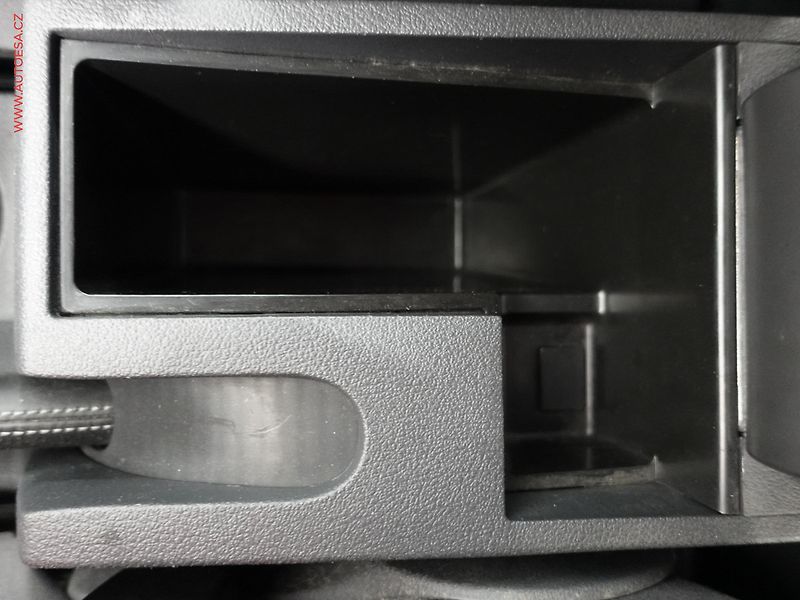Volkswagen Touran (2011) 1.6TDI, Klima - fotka 22 z 22