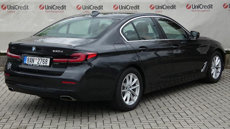 BMW Řada 5 530d xDrive - fotka 3 z 25