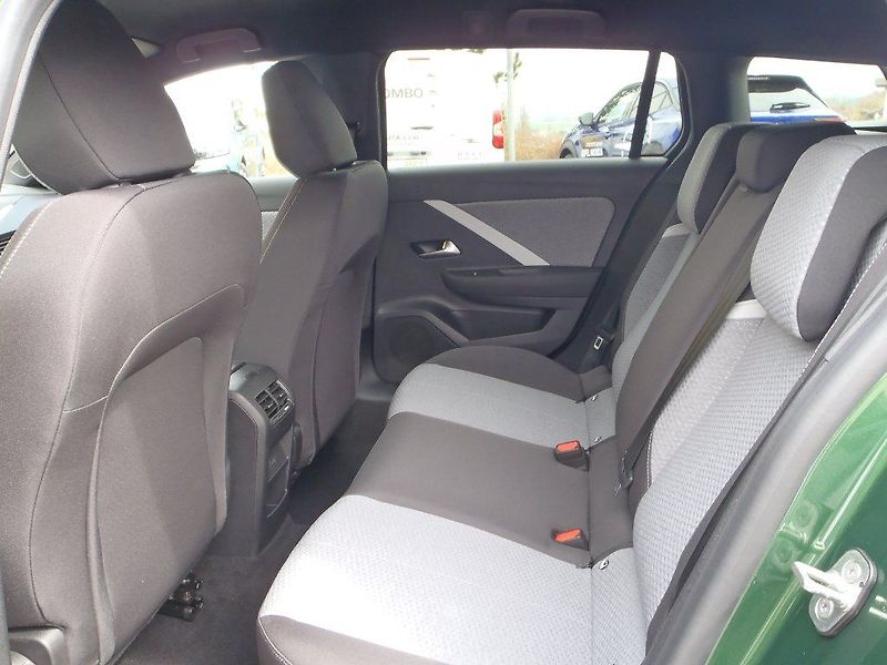 Opel Astra ST Edition Hybrid 1.2 Turbo - fotka 11 z 33
