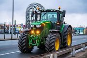 Demonstrace zemědělců před ministerstvem zemědělství a blokáda pražské magistrály. Na snímku je traktor John Deere 7730.