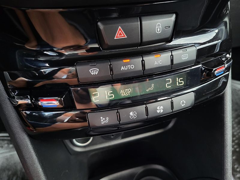 Peugeot 2008 1.2 PureTech 82k ČR 1.majitel - fotka 13 z 47