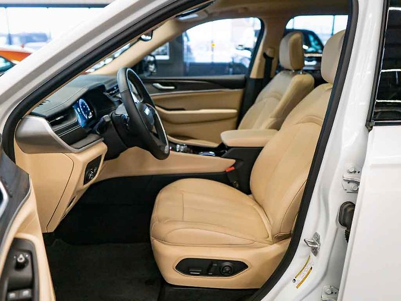 Jeep Grand Cherokee (2022) 3.6 Limited L 4x4 Luxury 7míst - fotka 13 z 40
