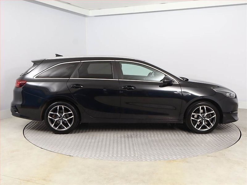 Kia Ceed (2023) 1.5 T-GDI, ČR, 1. maj. - fotka 6 z 18