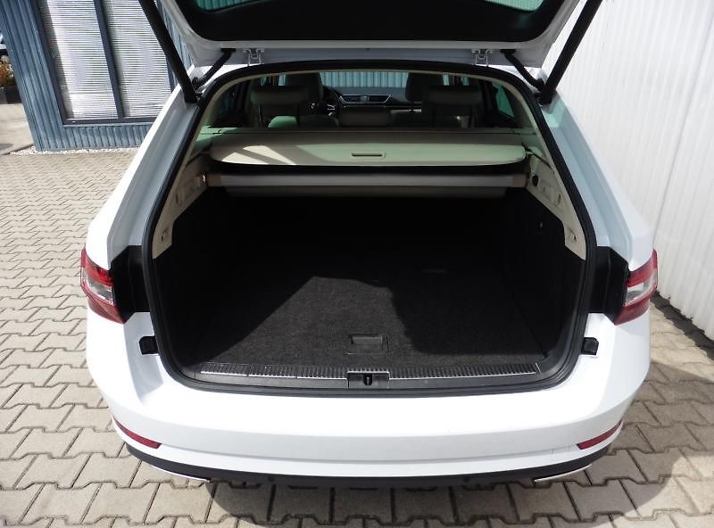 Škoda Superb III Combi 2.0 TSi Laurin & Kle - fotka 8 z 18