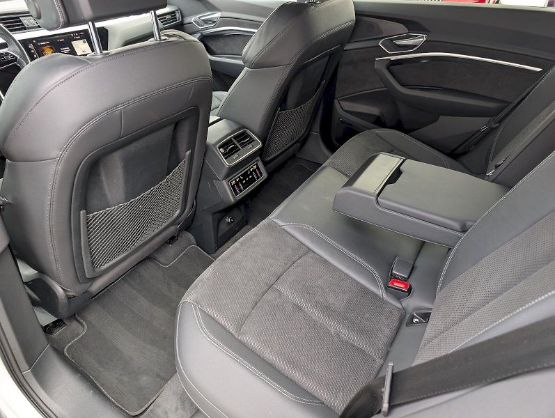Audi e-tron (2021) S-Line 55 Quattro - fotka 8 z 30