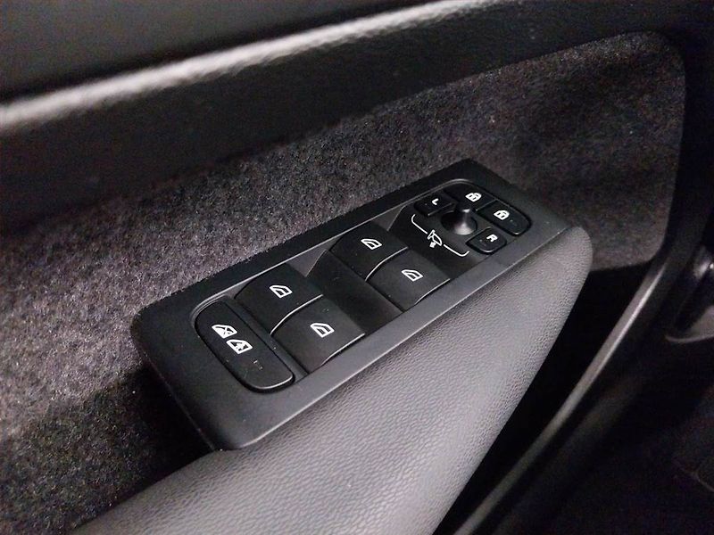 Volvo XC40 (2024) T2 - fotka 18 z 21