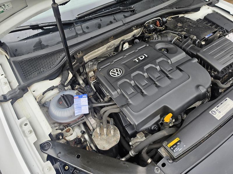 Volkswagen Passat 2.0 TDI DSG Night Paket  - fotka 22 z 24