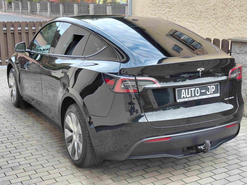 Tesla Model Y (2024) AWD Long Range  - fotka 5 z 11