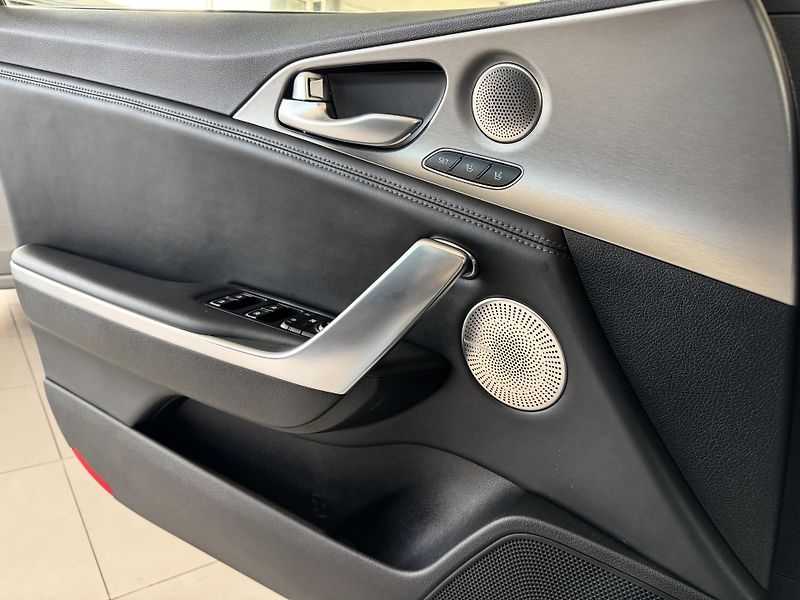 Kia Stinger 3,3TGDI V6*4WD*HUD*360kam*DPH - fotka 33 z 44
