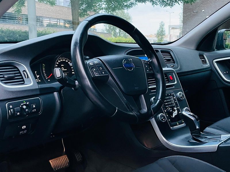 Volvo V60 2.0D3 5V AUT VÝHŘEV SERVISKA - fotka 28 z 47