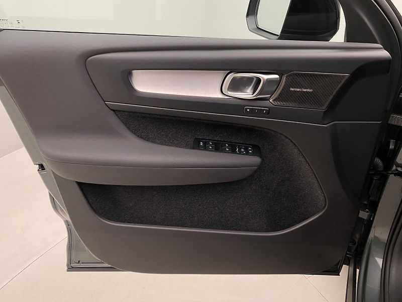 Volvo XC40 B3 DARK PLUS AUT CZ - fotka 7 z 56