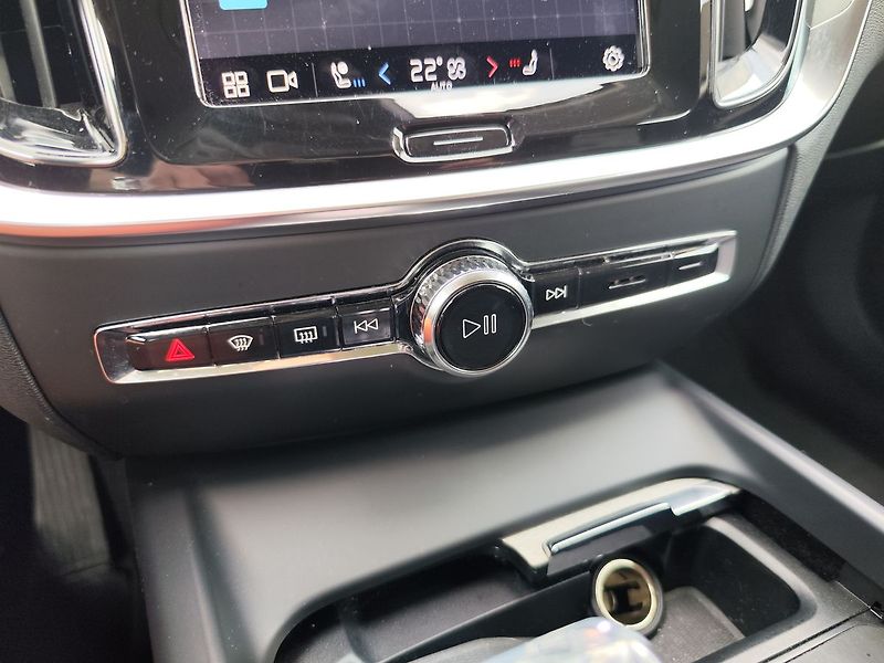 Volvo V60 B4/145kW AWD Auto Plus My24 - fotka 25 z 36