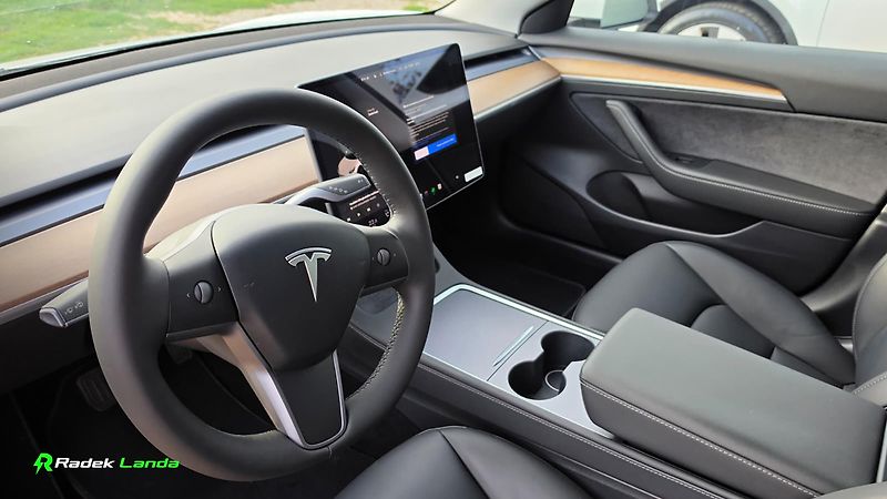 Tesla Model 3 (2021) Standard Range+, LFP, Tažné - fotka 6 z 12