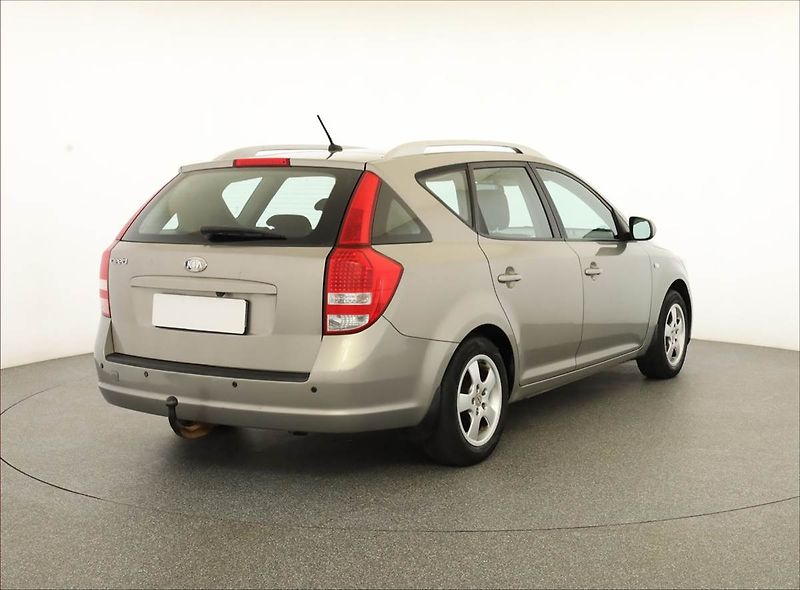 Kia Ceed (2011) 1.6 CVVT, po STK, Tažné - fotka 5 z 13