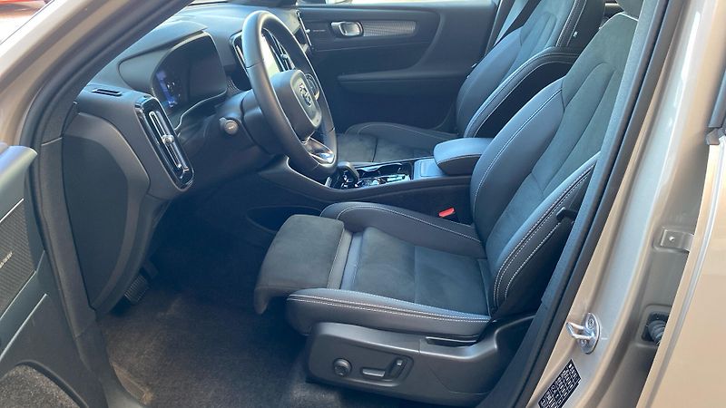 Volvo XC40 ULTIMATE DARK, B4 FWD, 145+10 - fotka 5 z 37