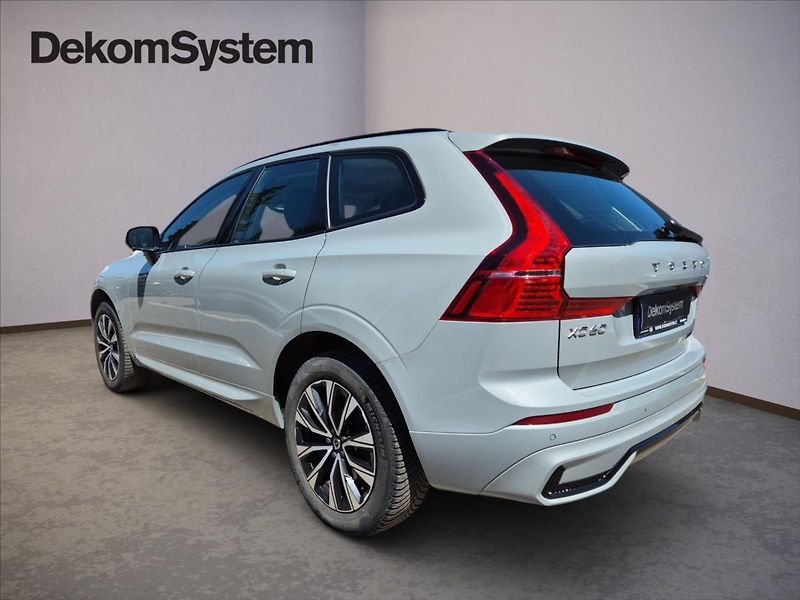 Volvo XC60 2,0 B4 AWD Plus Dark - fotka 4 z 17