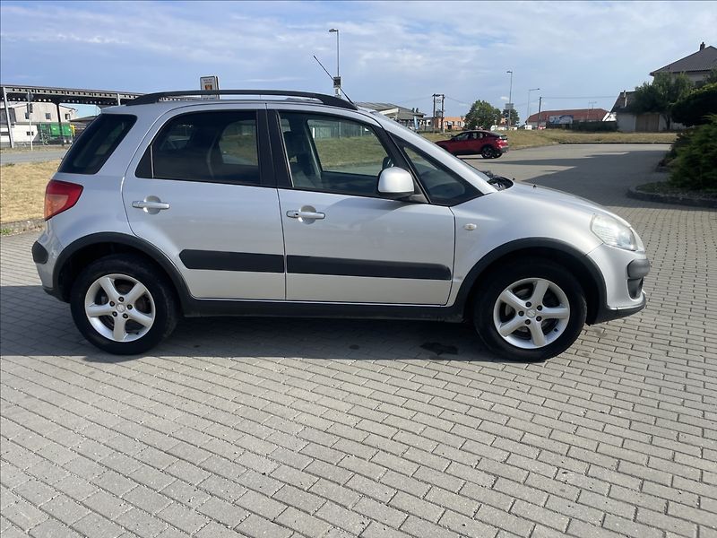 Suzuki SX4 1,6 i 79kw 4x4 KLIMA CZauto 2m - fotka 34 z 35
