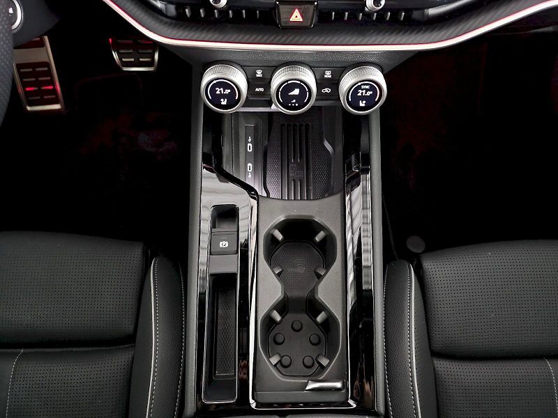 Škoda Superb (2025) 1.5PHEV 205k SPORTLINE - fotka 27 z 35