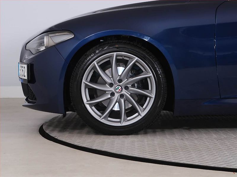 Alfa Romeo Giulia (2018) 2.0 Turbo - fotka 15 z 20