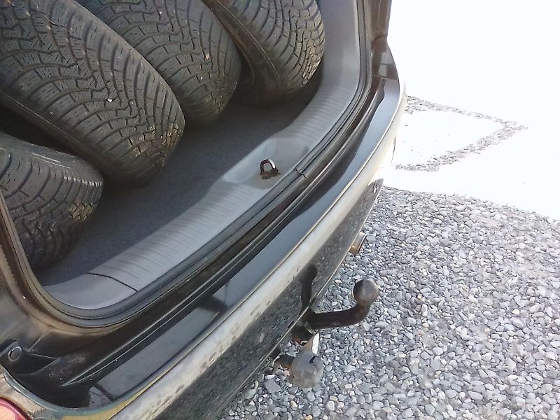 Nissan Almera Tino (2005) 1.8i 16V, kola navíc, závěs - fotka 27 z 32