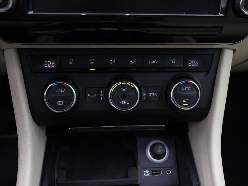 Škoda Superb 1,8 TSI 132kW DSG CZ L&K - fotka 31 z 42