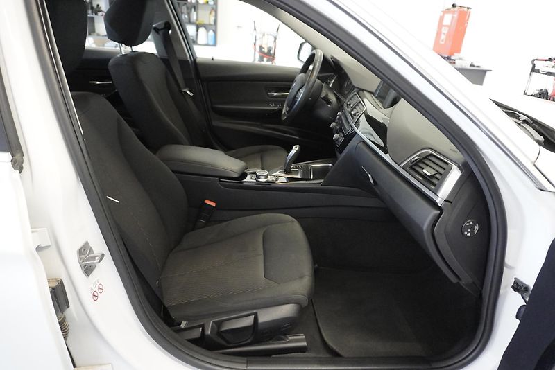BMW Řada 3 320i 135kW AUTOMAT - fotka 24 z 27