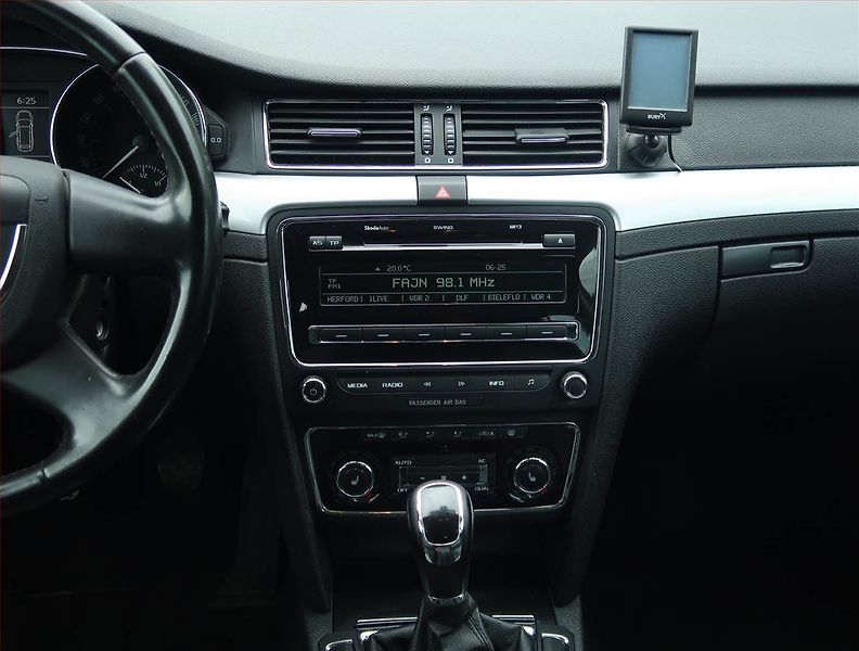 Škoda Superb (2011) 1.4 TSI, Tempomat - fotka 12 z 17
