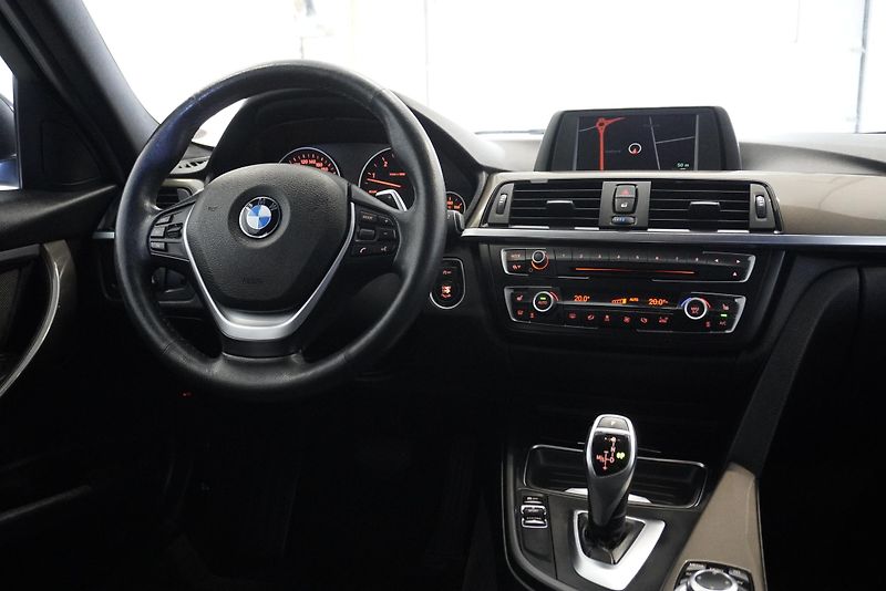 BMW Řada 3 3,0 XDRIVE AUT. - fotka 22 z 28