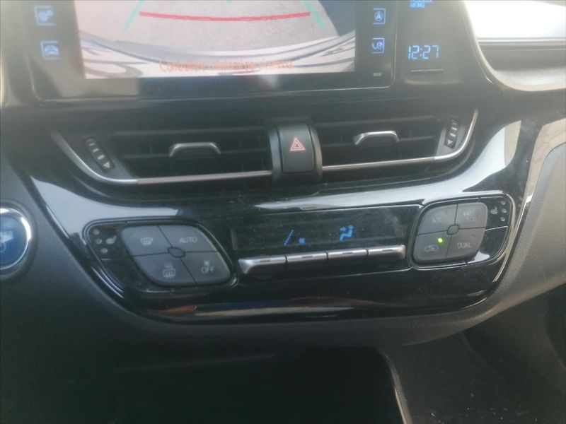 Toyota C-HR 1,8 i 72kw Hybrid e-CVT - fotka 11 z 29