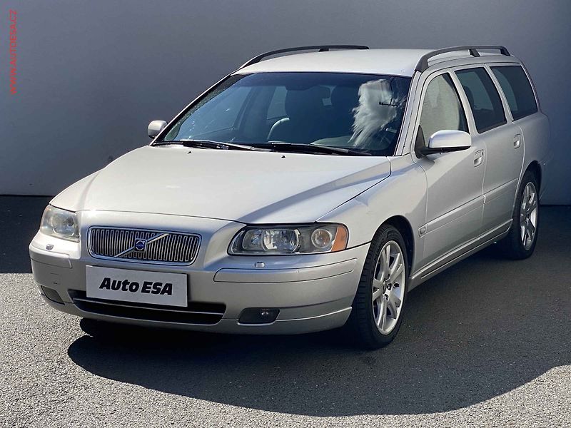 Volvo V70 (2005) 2.4 D, Momentum, xenon - fotka 3 z 17