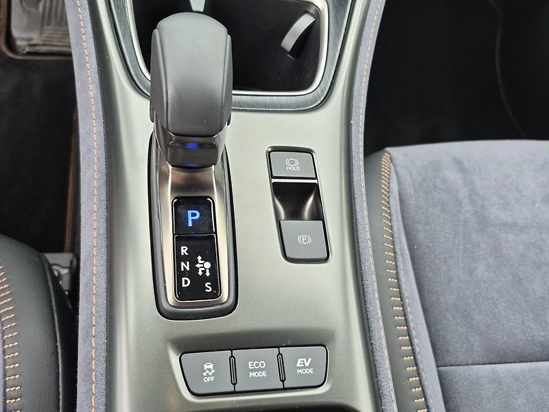 Lexus LBX 1.5HEV 4X4 COOL Advanced Premi - fotka 19 z 26