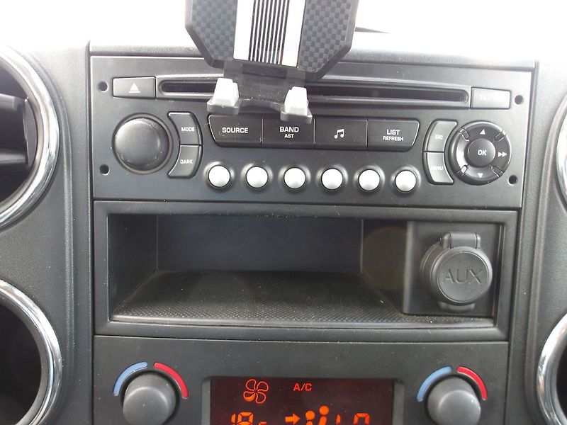 Peugeot Partner Tepee 1,6HDi MULTISPACE(2xšoupačky) - fotka 22 z 33