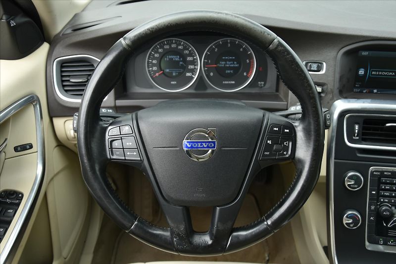 Volvo V60 D3 120kW SERVISNÍ KNIHA TAŽNÉ - fotka 13 z 20