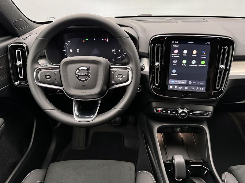 Volvo XC40 (2026) B3 AUT DARK PLUS - fotka 4 z 23