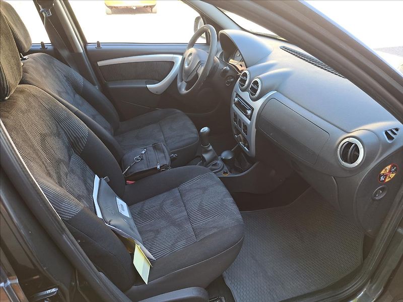 Dacia Sandero 1,2 16V klima - fotka 33 z 39