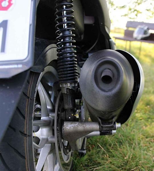 Piaggio MP3 500ie Sport LT (vlevo) a Piaggio Medley 125ie.