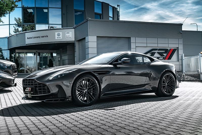 Aston Martin DB12 CZ, xenon grey, black pack - fotka 25 z 25