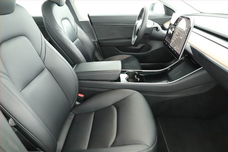 Tesla Model 3 (2020) Std Range Plus 52kWh, SoH 84% - fotka 7 z 17