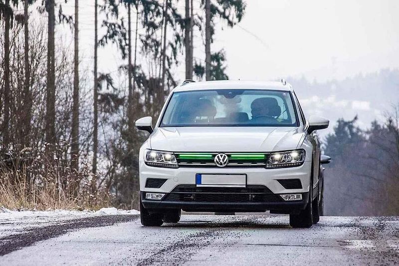 Přední brzdové světlo upozorňuje třeba chodce, že auto brzdí.