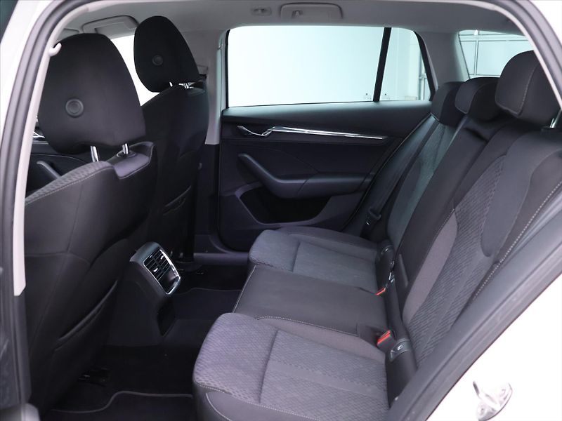 Škoda Octavia 2,0 TDI DSG Style Matrix DPH - fotka 14 z 34