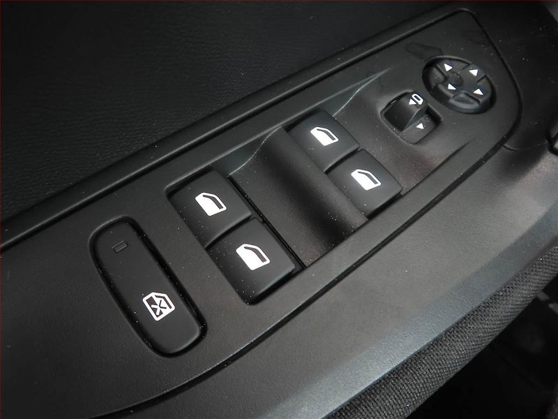Peugeot 2008 (2023) Active 50 kWh, SoH 100% - fotka 15 z 16