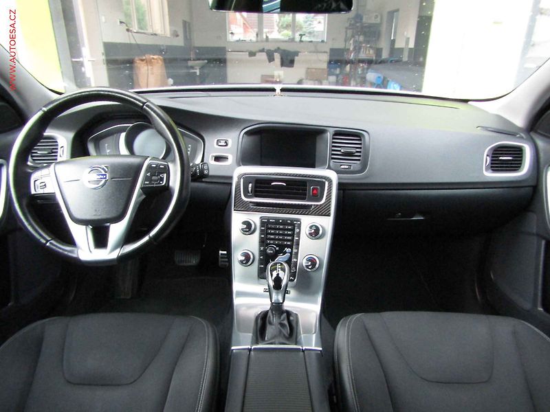 Volvo V60 (2017) 2.0 T5 4x4, ČR, Cross - fotka 8 z 18
